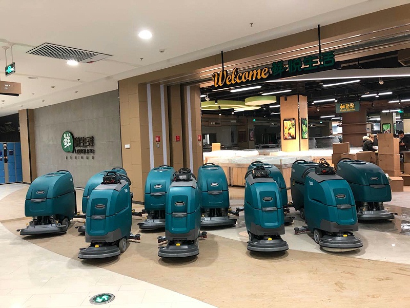 坦能手推式洗地機