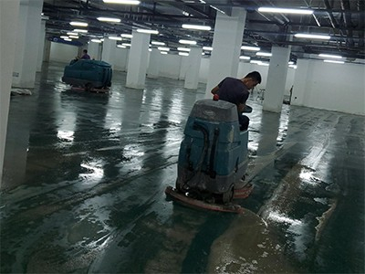 青島某小區(qū)地下車庫進(jìn)水，租賃坦能駕駛式洗地機(jī)T17、T7救場